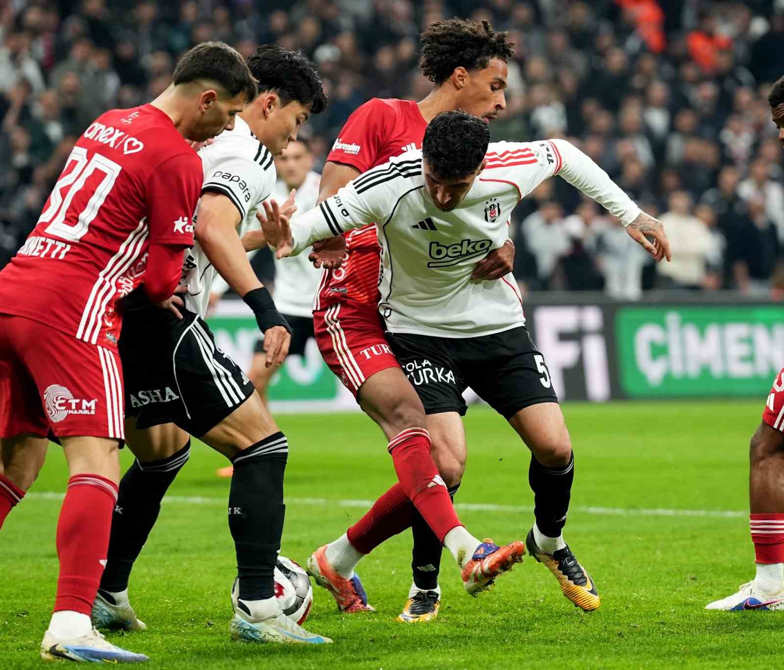 Trendyol Süper Lig: Beşiktaş: 3 - Antalyaspor: 1 (İlk yarı)

