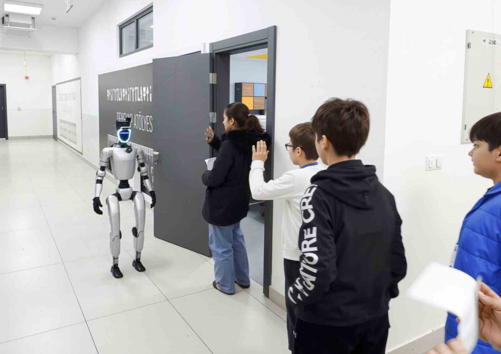 Bu ilçede sınava giren öğrencileri insansı robot karşılıyor
