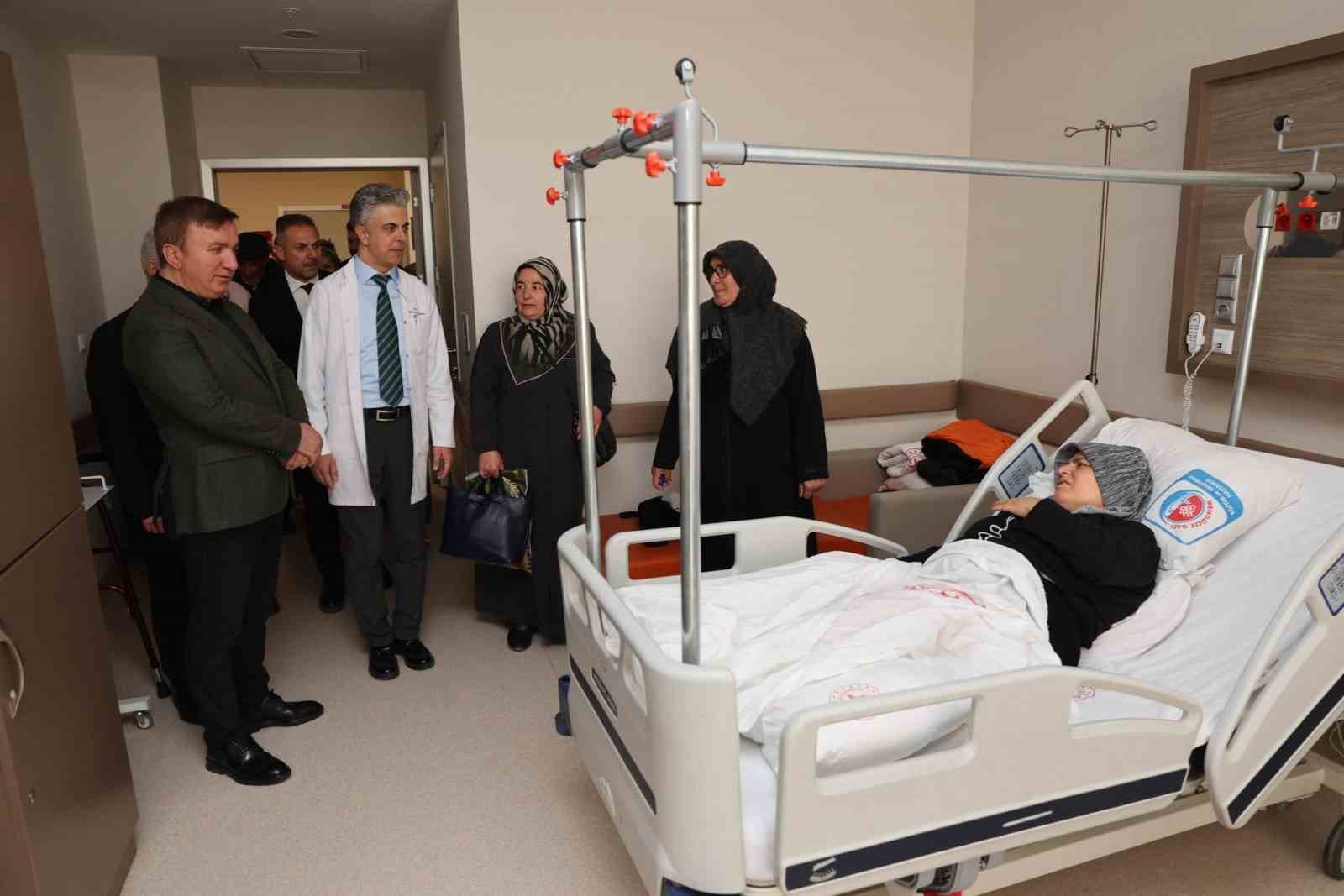 Vali Aydoğdu, hastaların durumu hakkında bilgi aldı
