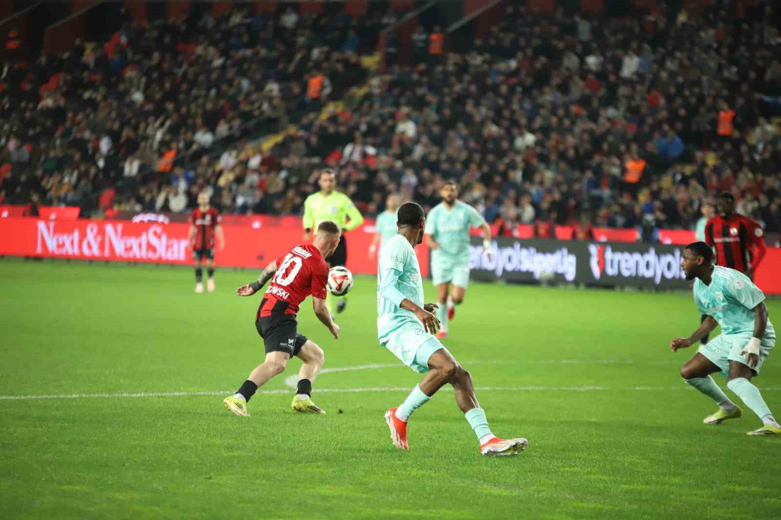 Trendyol Süper Lig: Gaziantep FK: 2 - Kayserispor: 0 (İlk yarı)
