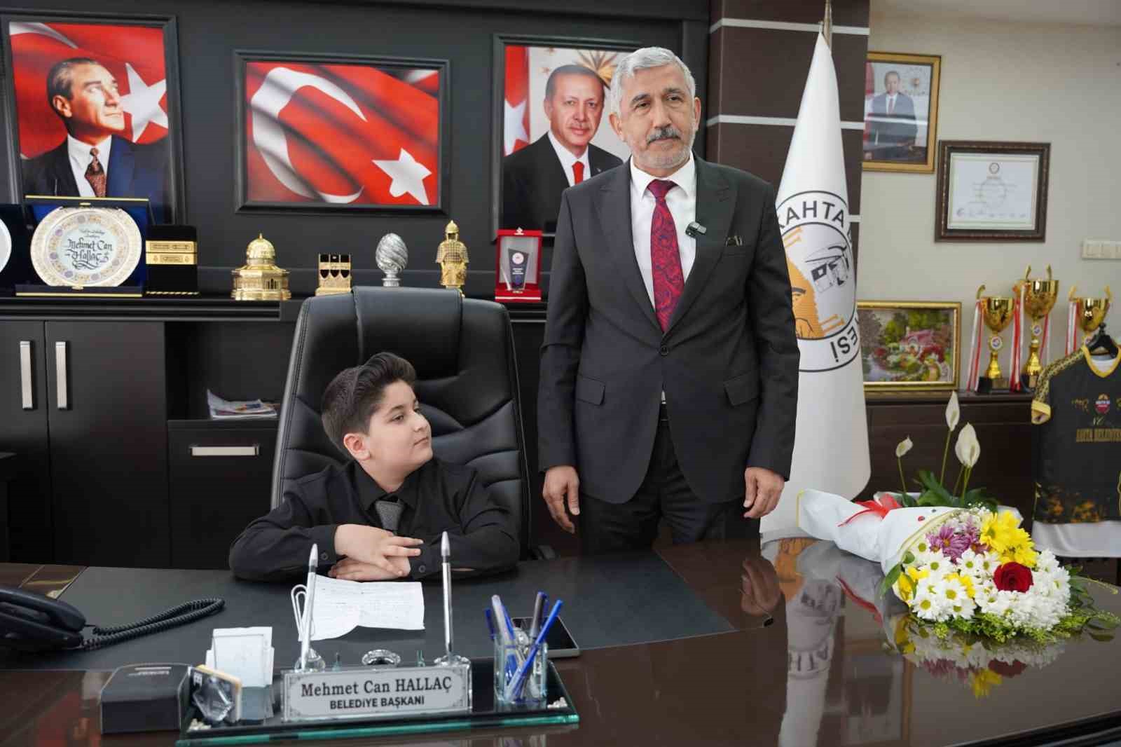 Başkan Hallaç, koltuğunu 10 yaşındaki Ebubekir’e devretti
