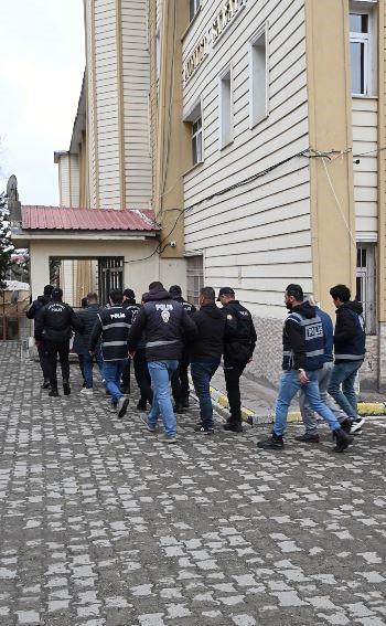 Ardahan merkezli 5 ilde "rüşvet ve görevi kötüye kullanma" operasyonu: 7 kişi tutuklandı
