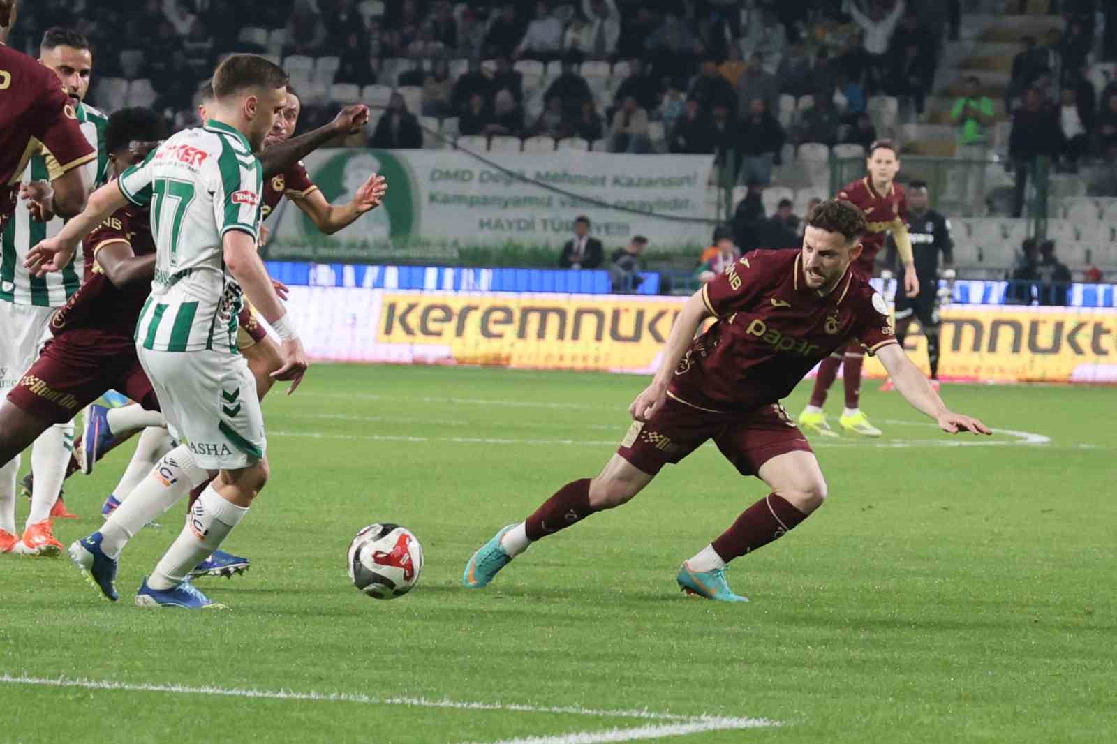 Trendyol Süper Lig: Konyaspor: 2 - Trabzonspor: 0 (İlk yarı)
