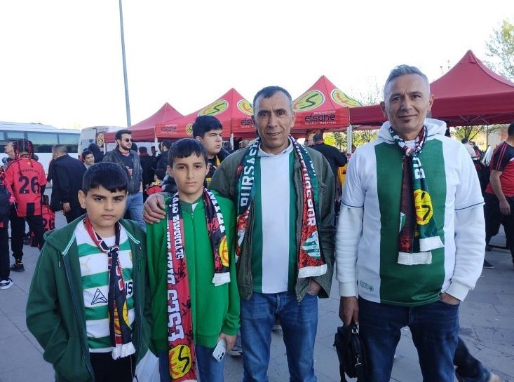 Bursasporlu taraftardan Eskişehirspor’a destek
