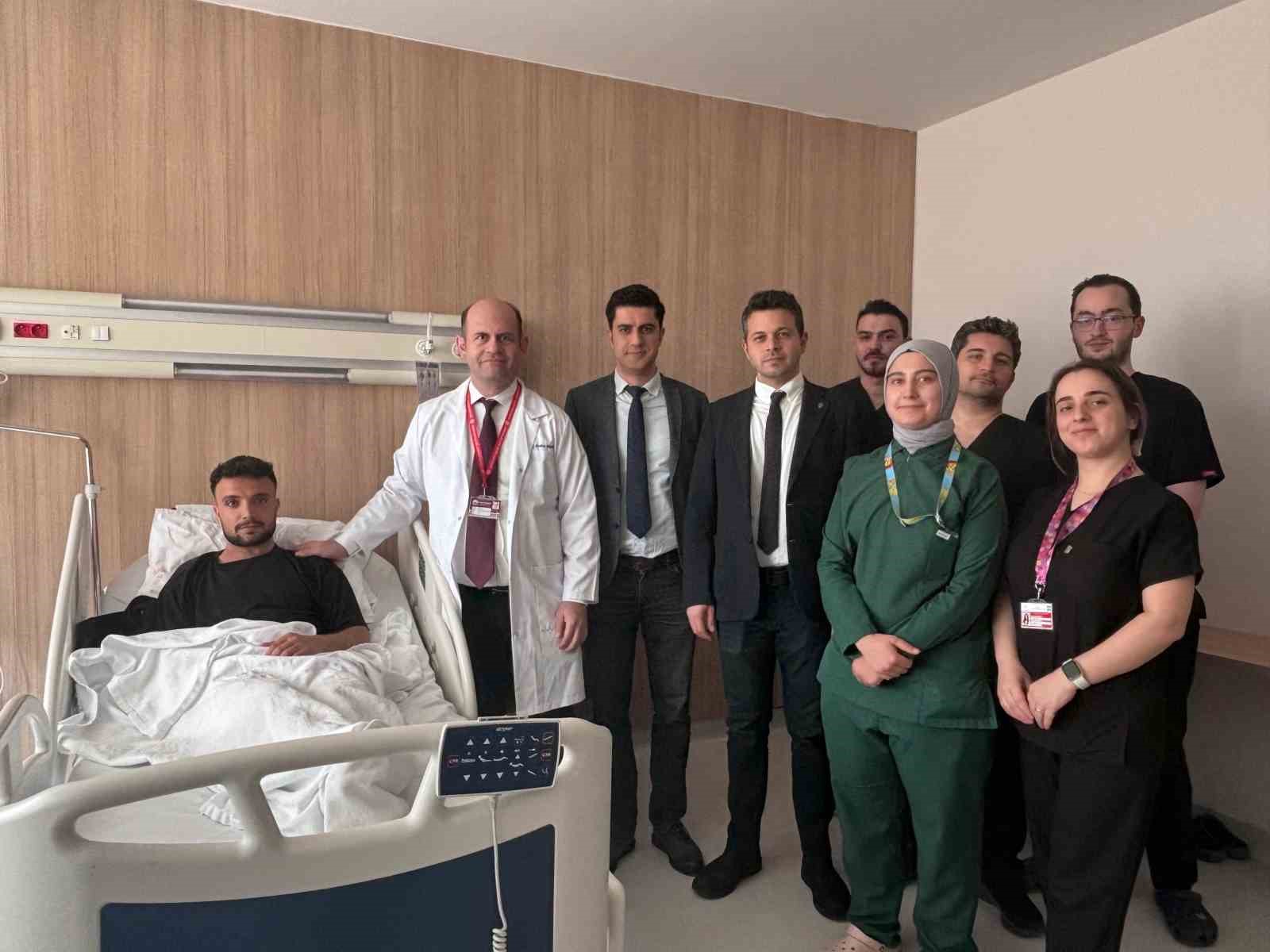 Kopan sinirler bacağından alınan nakille onarıldı: Genç hastaya ikinci şans
