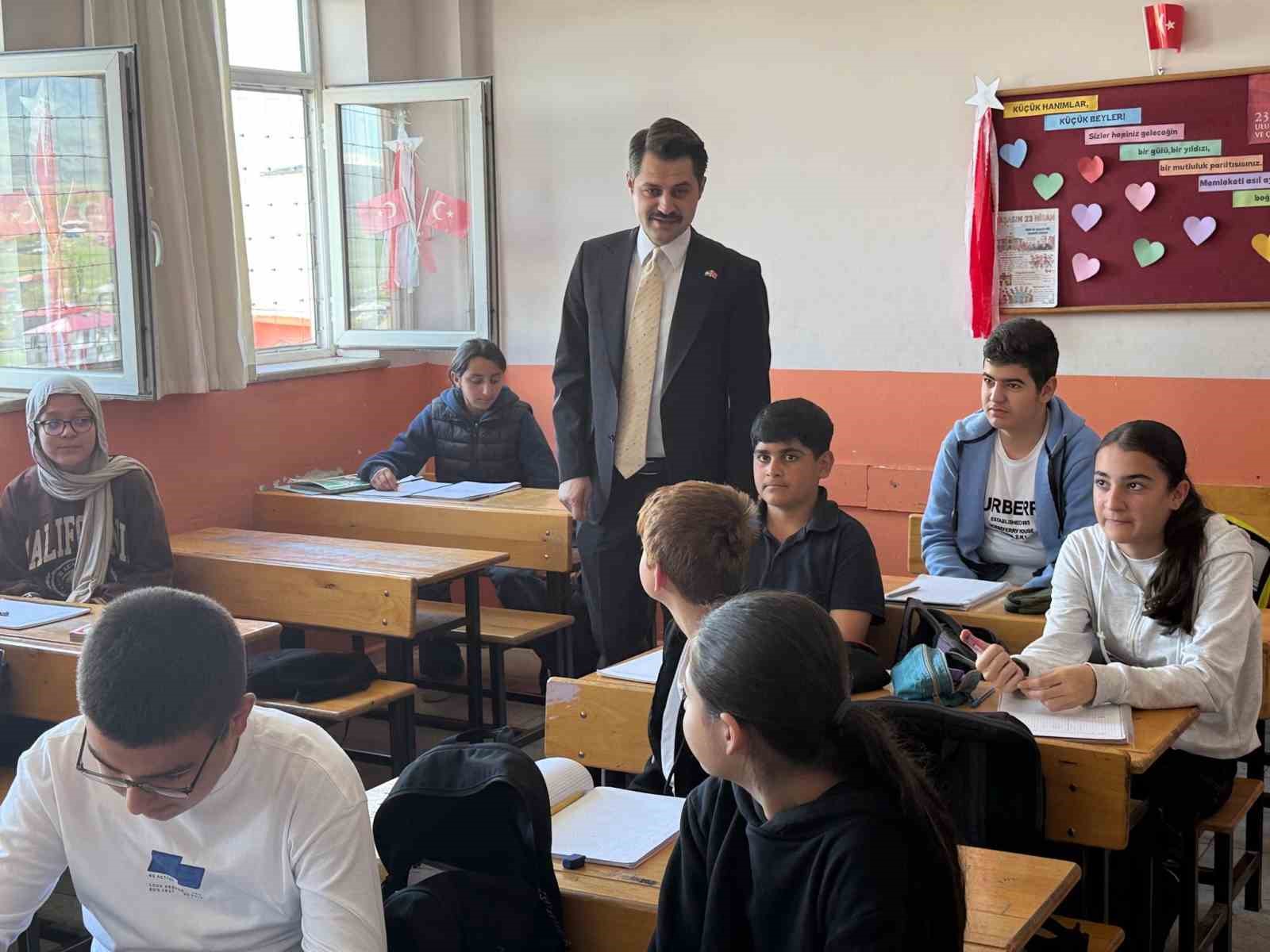 Tuzluca kaymakamı Abdüllatif Yılmaz’dan okul ziyareti

