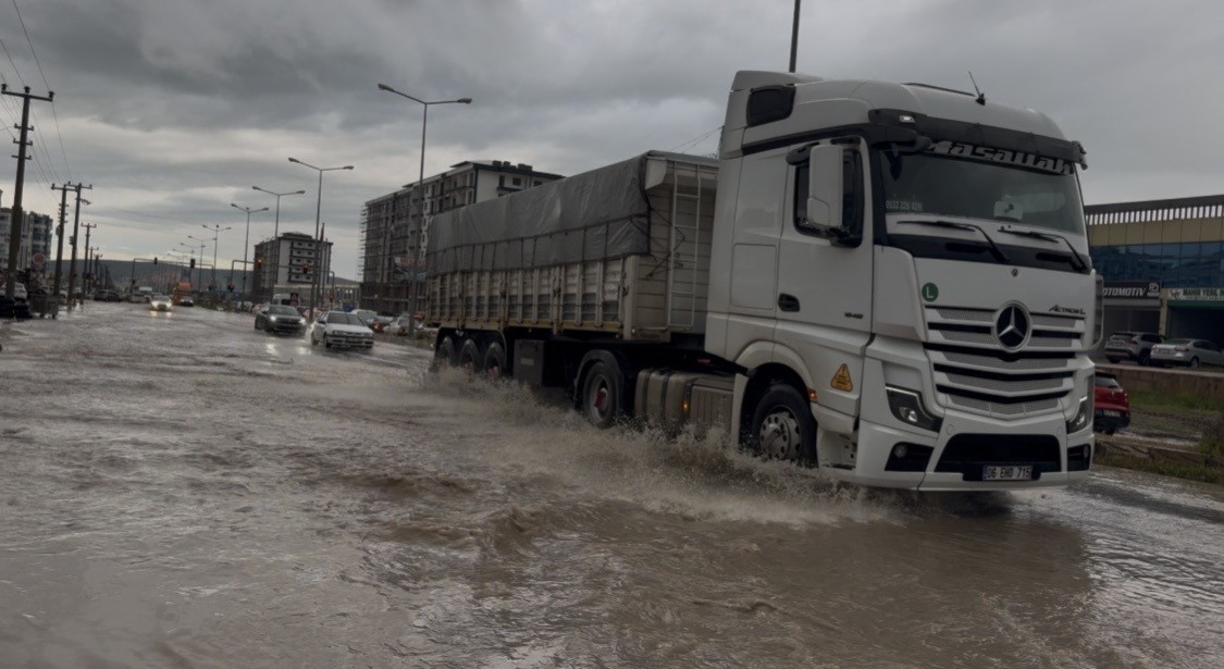 Ergani’yi sağanak vurdu, yollar göle döndü
