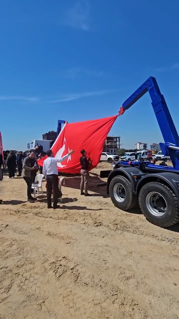 Temel atma töreninde bayrak hassasiyeti takdir topladı
