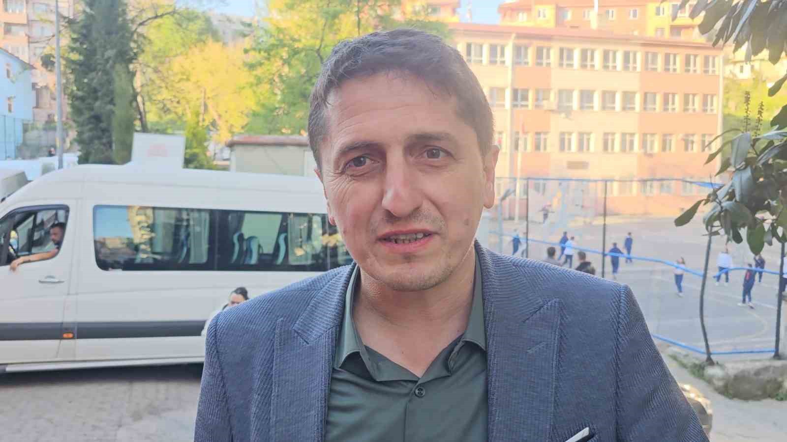 Barış Manço’ya benzeyen sesiyle sosyal medyayı sallayan okul müdürü o anları anlattı
