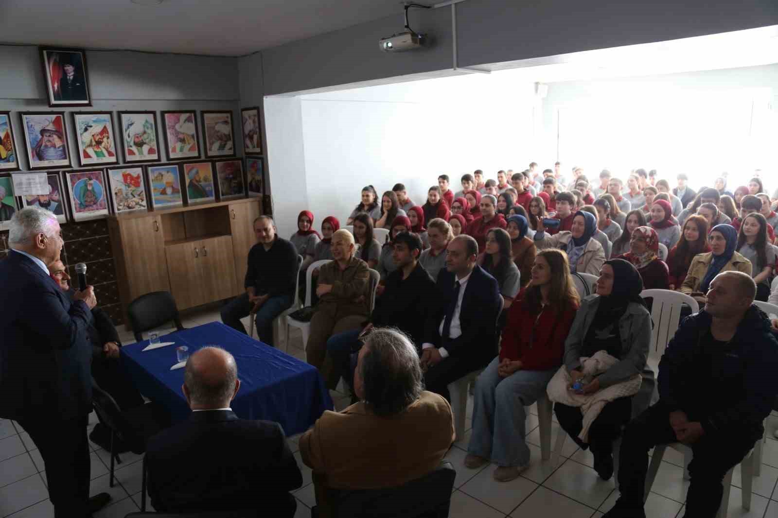 37 yıl sonra açtığı okulda öğrencilerle buluştu
