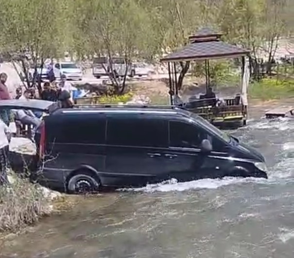Freni boşalınca çaya giren minibüs traktör yardımıyla kurtarıldı
