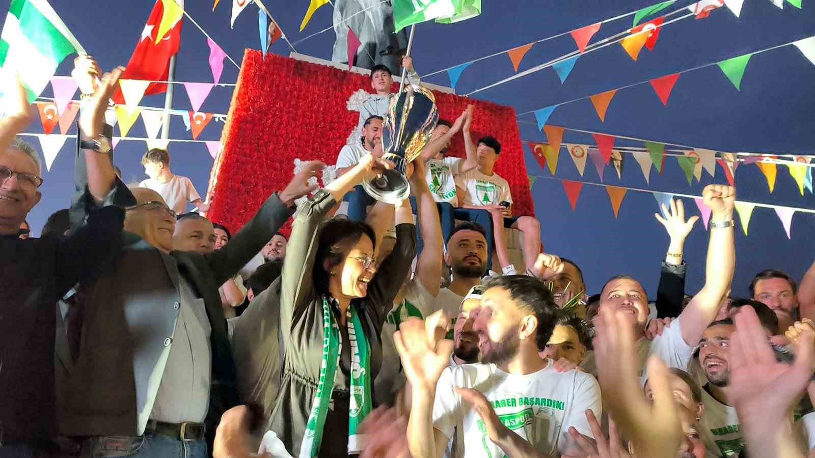 Muğlaspor kupa ile evine döndü
