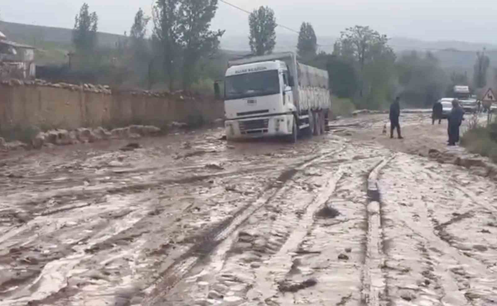 Sel suları iki ilçeyi birbirine bağlayan yolda ulaşımı aksattı
