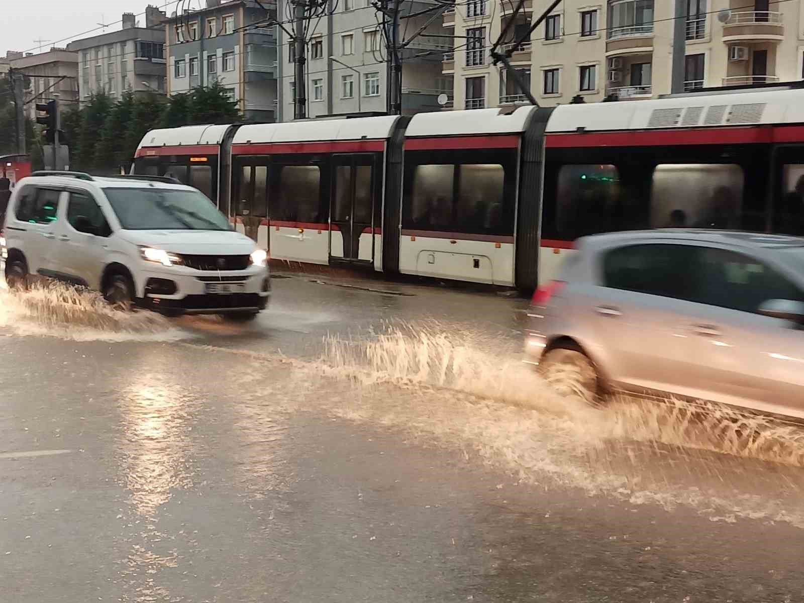 Samsun’da sağanak: Caddeler dere gibi aktı
