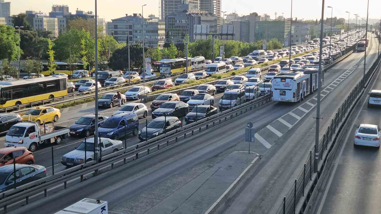 İstanbul’da akşam saatlerinde trafik yüzde 78’e ulaştı
