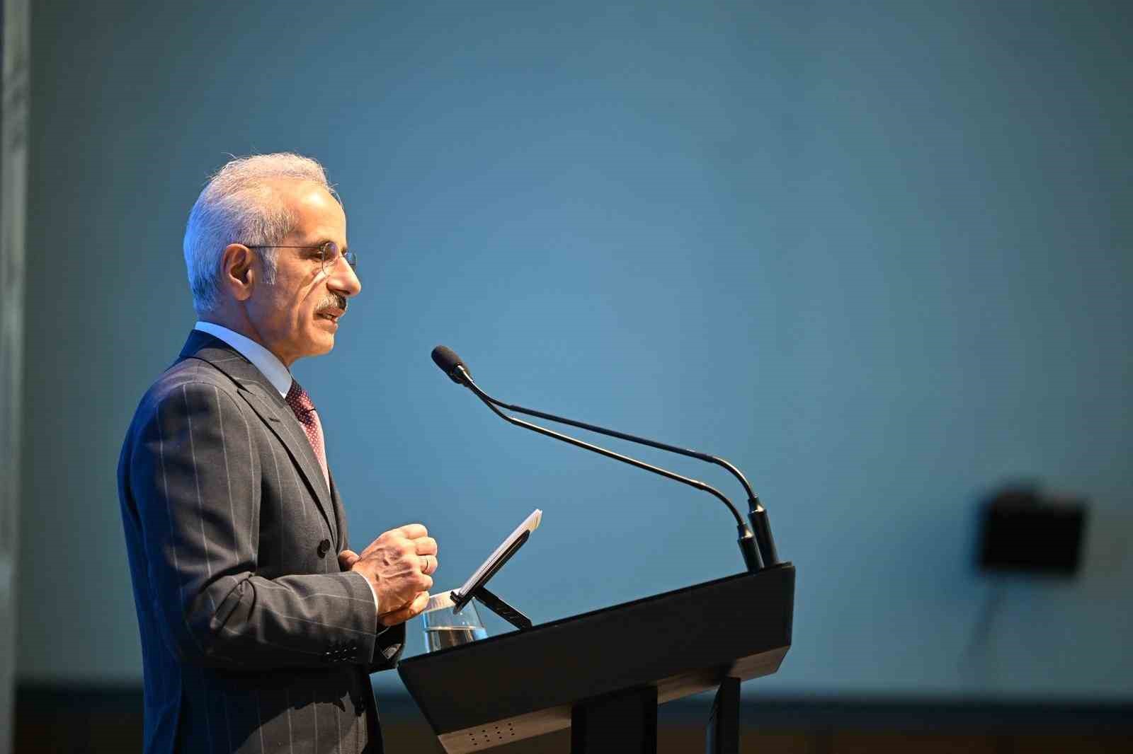Bakan Uraloğlu: "81 ilimizde kademeli olarak hizmete aldığımız 5G ile ilk günden yaklaşık 21 milyon abone buluştu"
