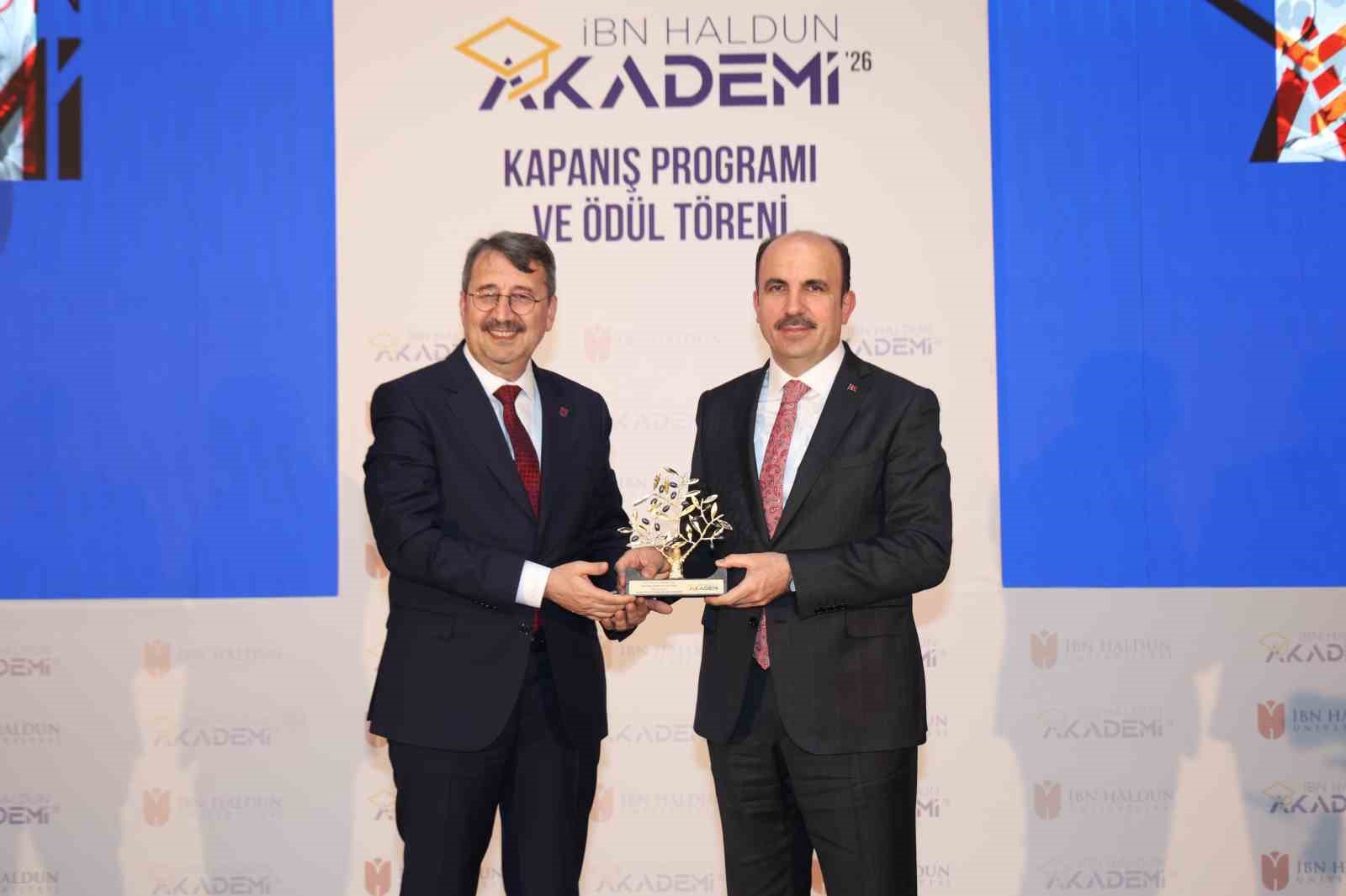 Başkan Altay’a İbn Haldun Üniversitesi’nden gençlik projeleri ödülü
