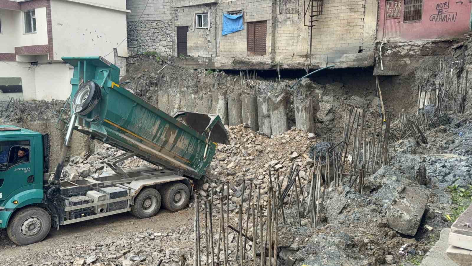 Hakkari’de TSM binasının fore kazıkları devrildi, iki bina askıda kaldı
