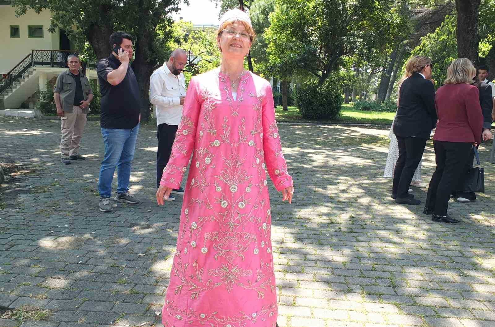 Burhaniyeli eğitmen eski zaman gelinliğini tanıttı
