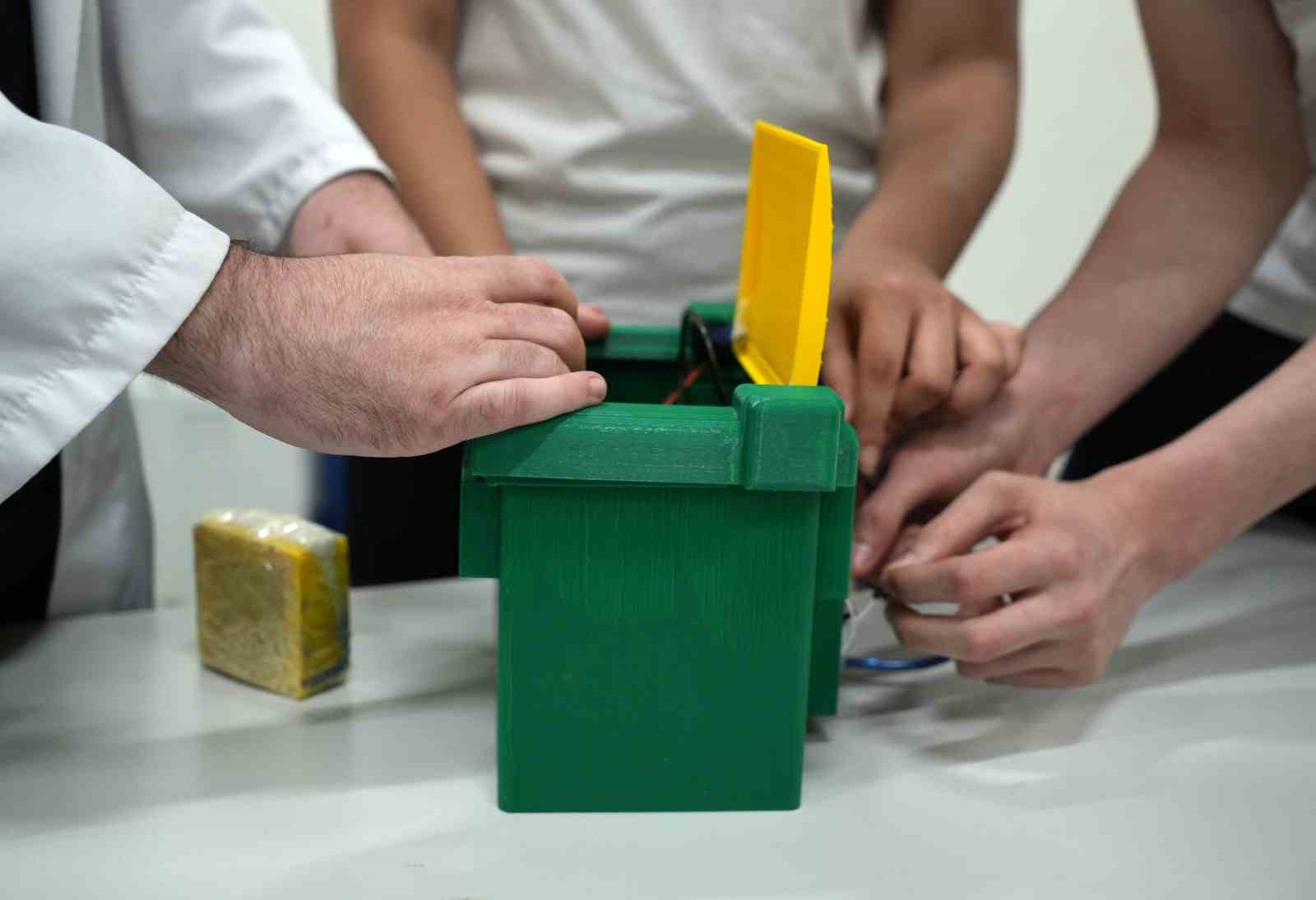Kokuya ve sokak hayvanlarının zarar görmesine karşı akıllı çöp kovası
