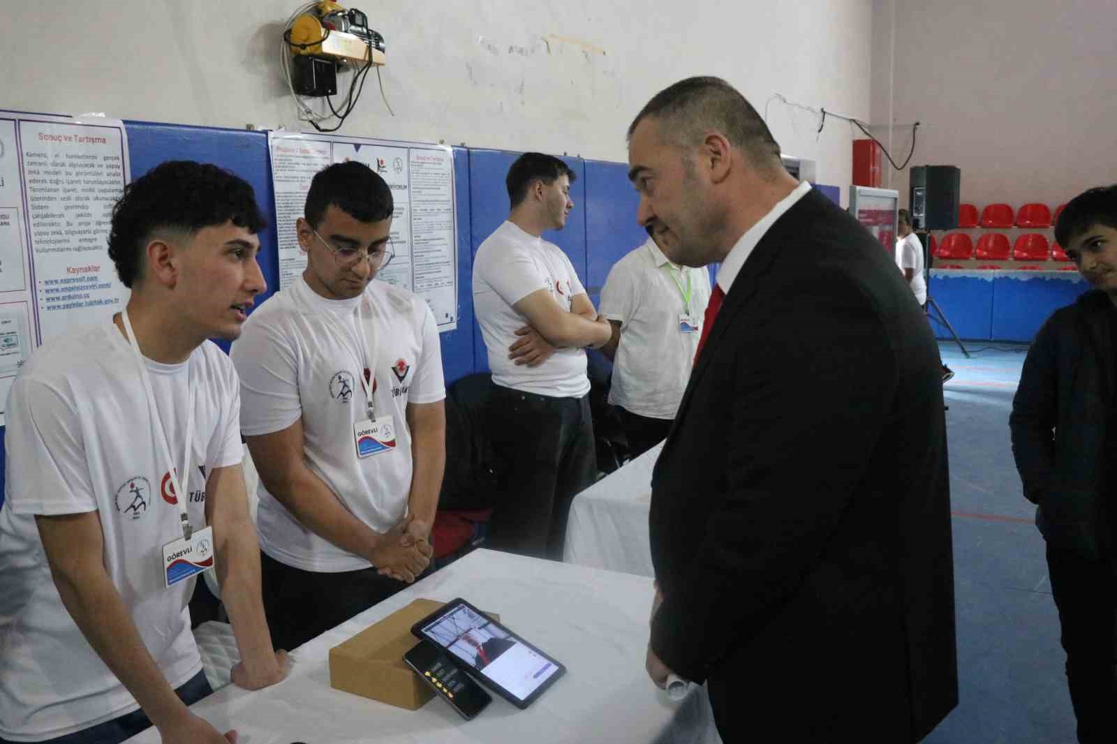 Meslek lisesi öğrencileri işaret dilini yapay zekayla sese dönüştürdü

