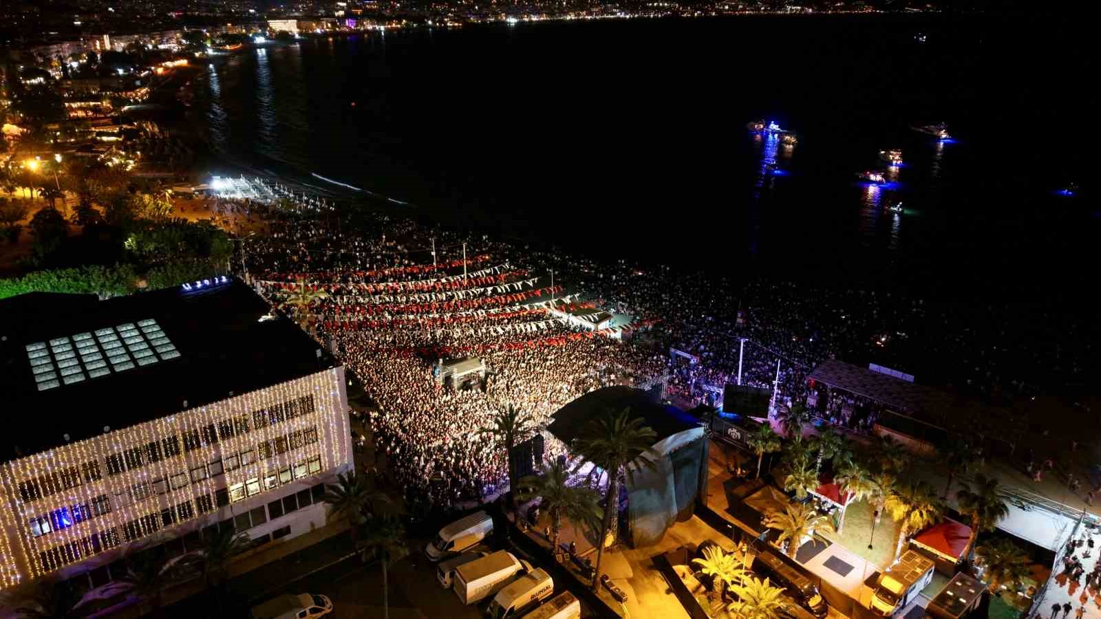 Melek Mosso Alanya’da festivalde sahne aldı
