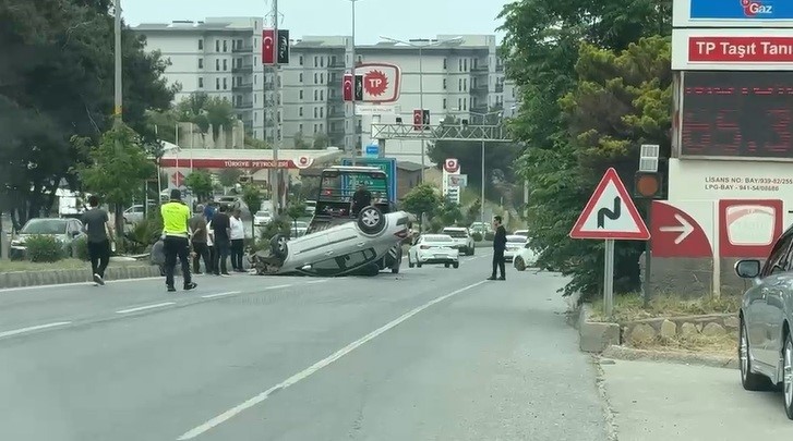 Hatay’da refüje çarpan otomobil takla attı, sürücü yaralandı
