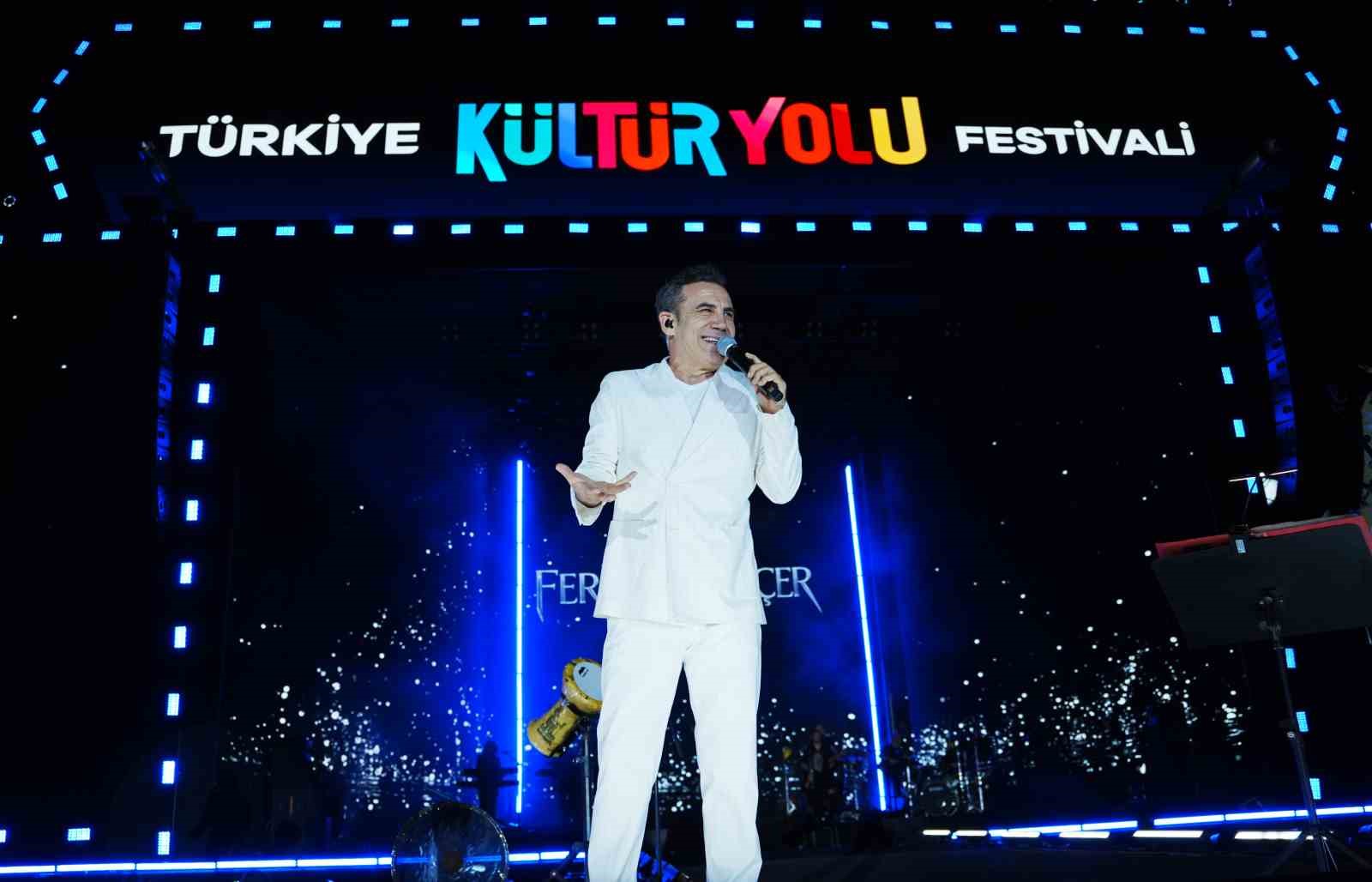 Ferhat Göçer Manisa’yı coşturdu
