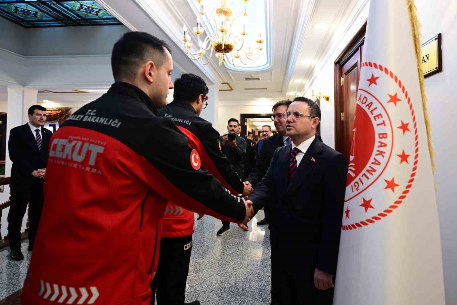Bakan Gürlek, birim amirleri, Bakanlık ve HSK personeliyle bayramlaştı
