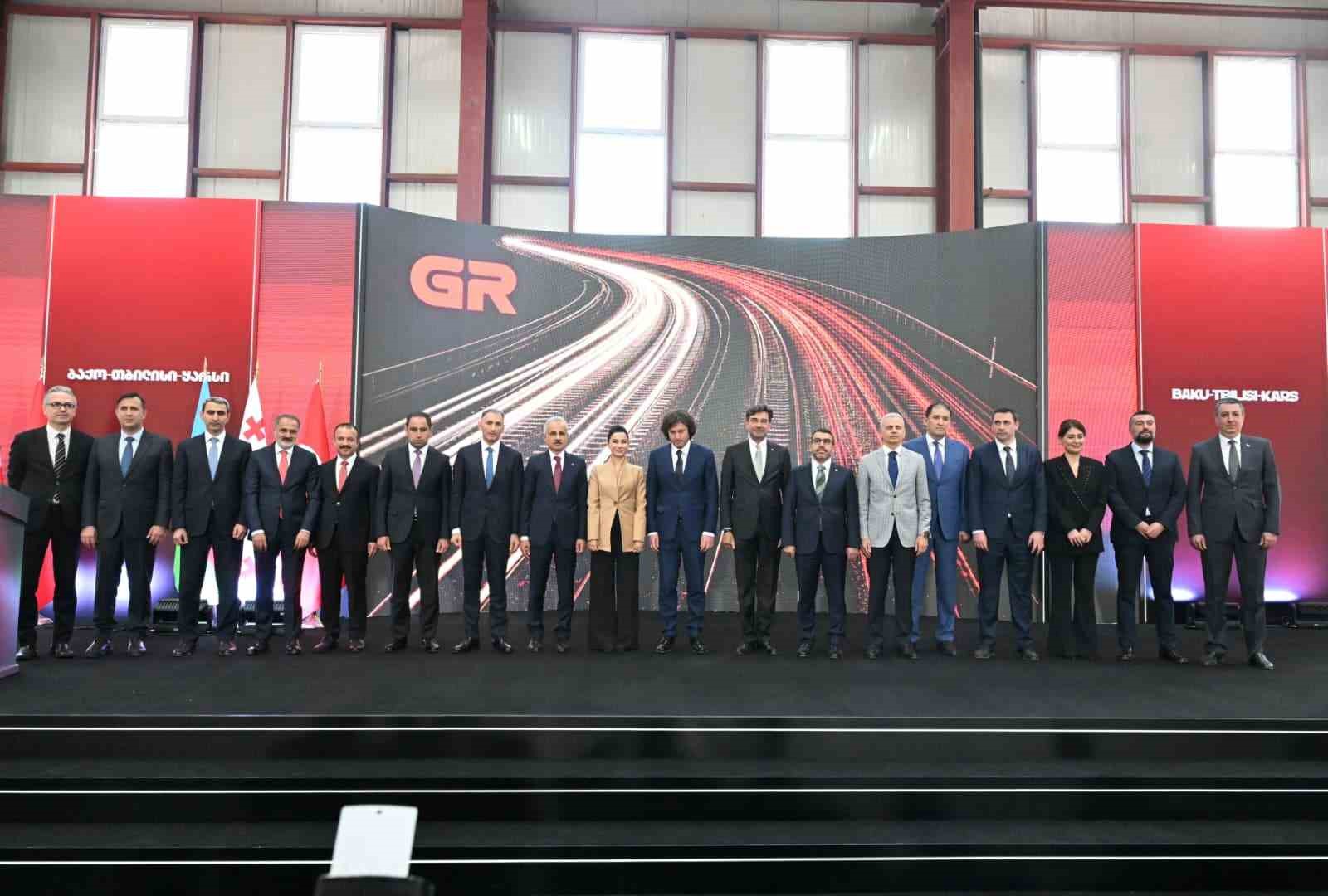 Bakan Uraloğlu: "Bakü-Tiflis-Kars Demiryolu Hattı, küresel bağlantısallığın geleceğini şekillendiren stratejik bir girişimdir"
