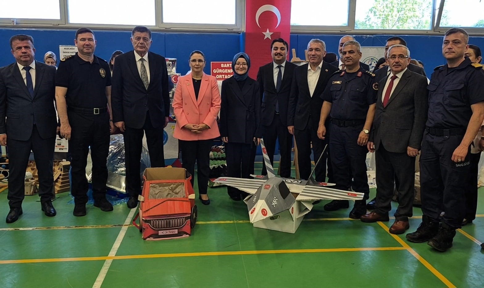 Atık malzemelerden yapılan kostümlere büyük ilgi
