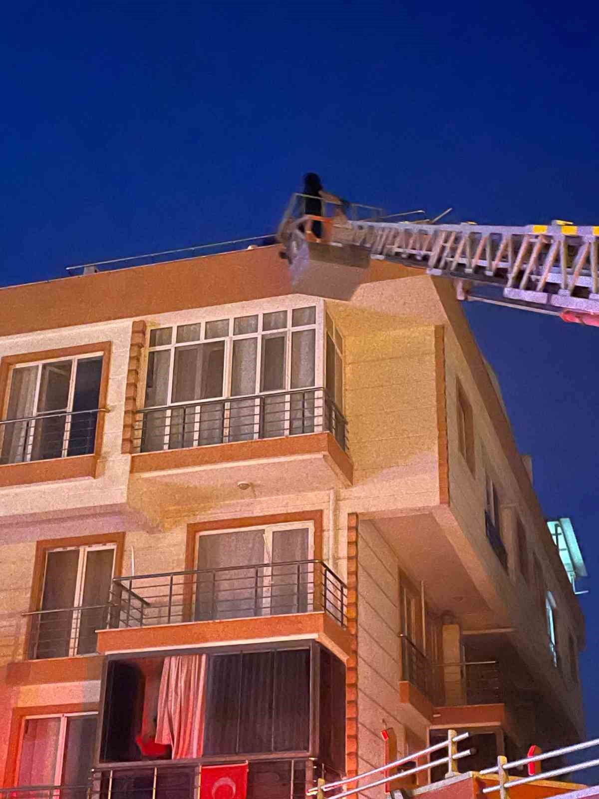 Lapseki’de 4 katlı apartmanda yangın: Çatıda mahsur kalan 4 kişi kurtarıldı
