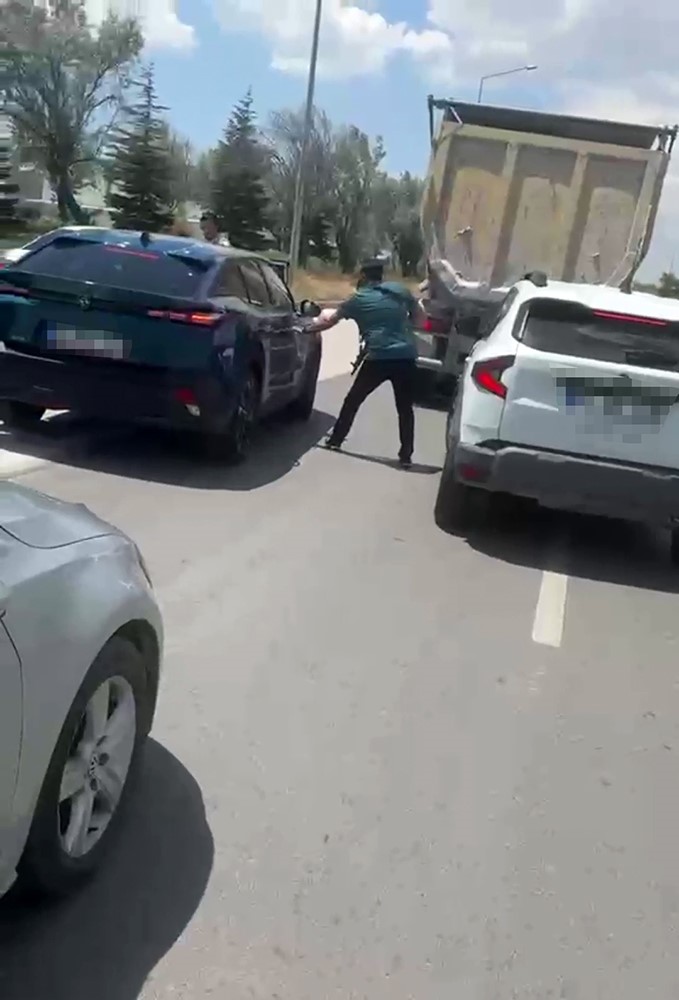 Konya polisinden uyuşturucu sevkiyatına darbe: 900 kilogram uyuşturucu üretilebilen ham madde ele geçirildi
