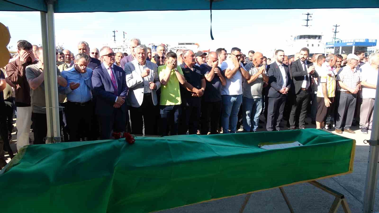 Sivastopol açıklarındaki saldırıda hayatını kaybeden Trabzonlu balıkçı son yolculuğuna uğurlandı
