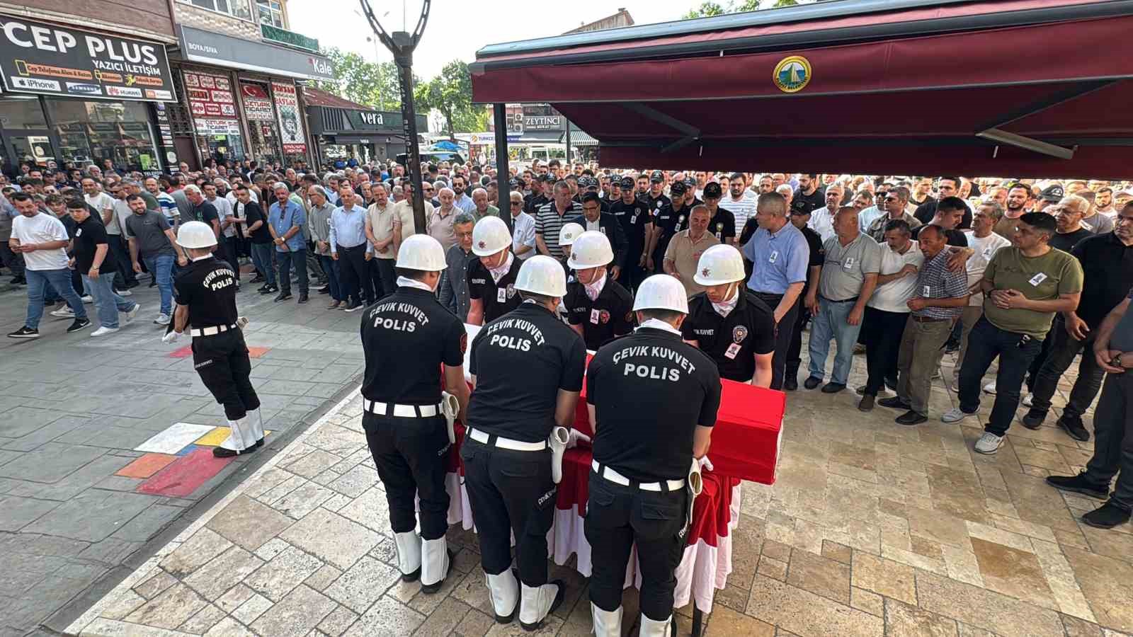 Evinde kalp krizi geçiren polis memuru son yolculuğuna uğurlandı
