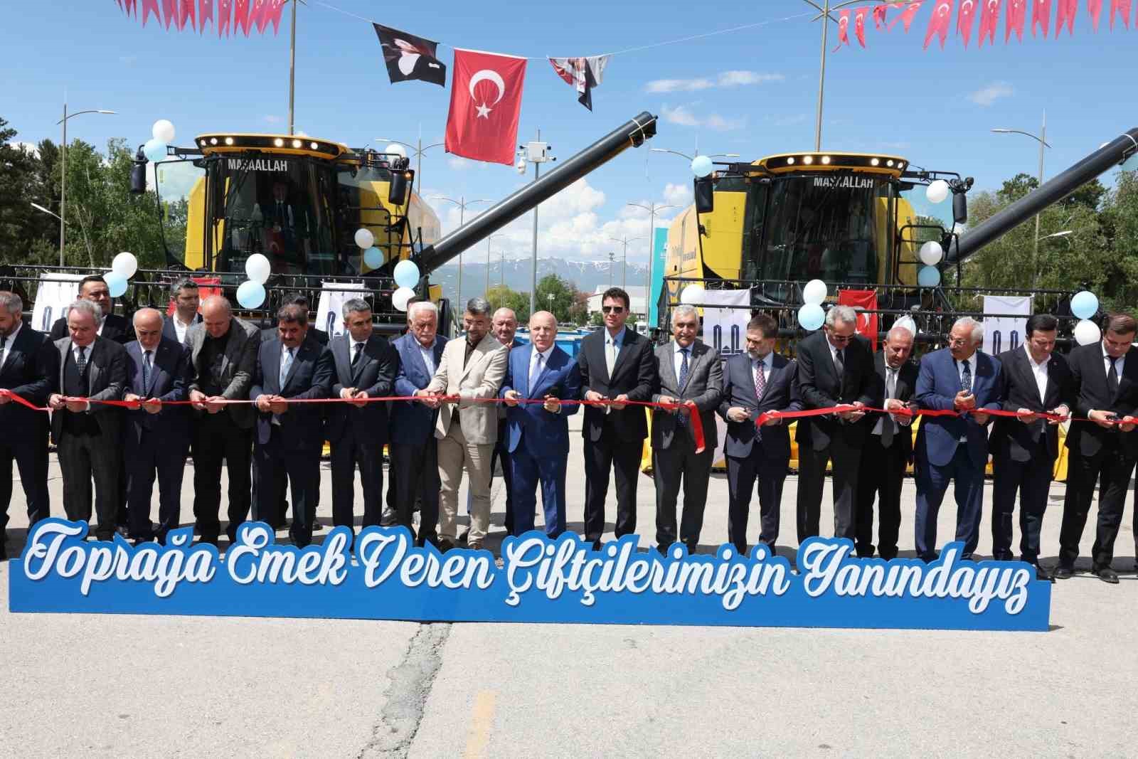Erzurum’da bir ilk: Tarım makineleri parkına 2 biçerdöver, 4 römork eklendi
