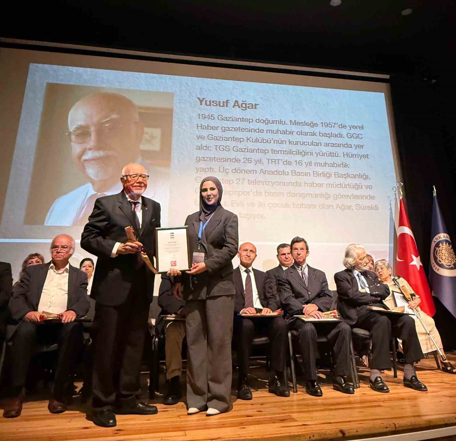 Duayen Gazeteci Ağar’a "Meslekte 50 Yıl Onur Ödülü" verildi
