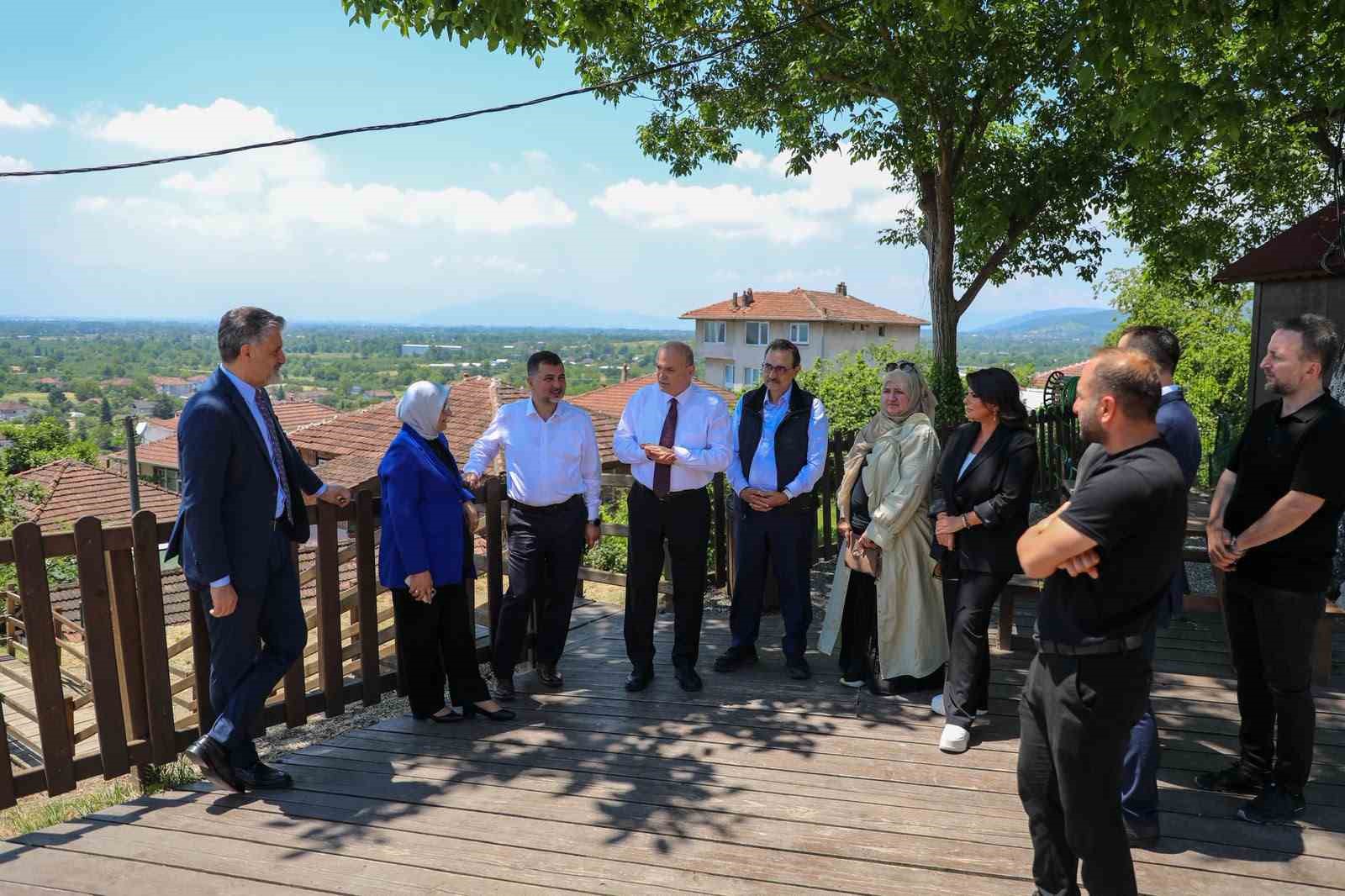 TBMM Yapay Zeka Araştırma Komisyonu Başkanı Dönmez ve Sarıeroğlu, Konuralp Antik Kenti’ni gezdi
