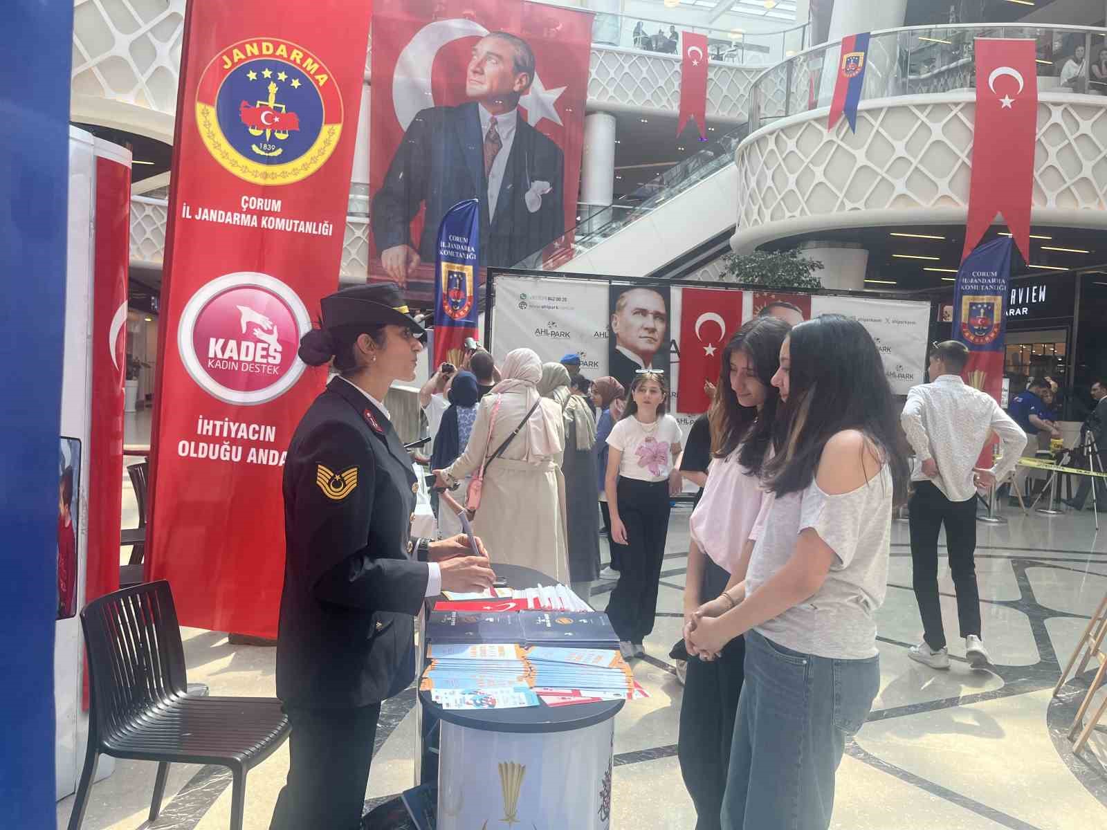 Çorum’da Jandarma stantlarına vatandaşlardan büyük ilgi
