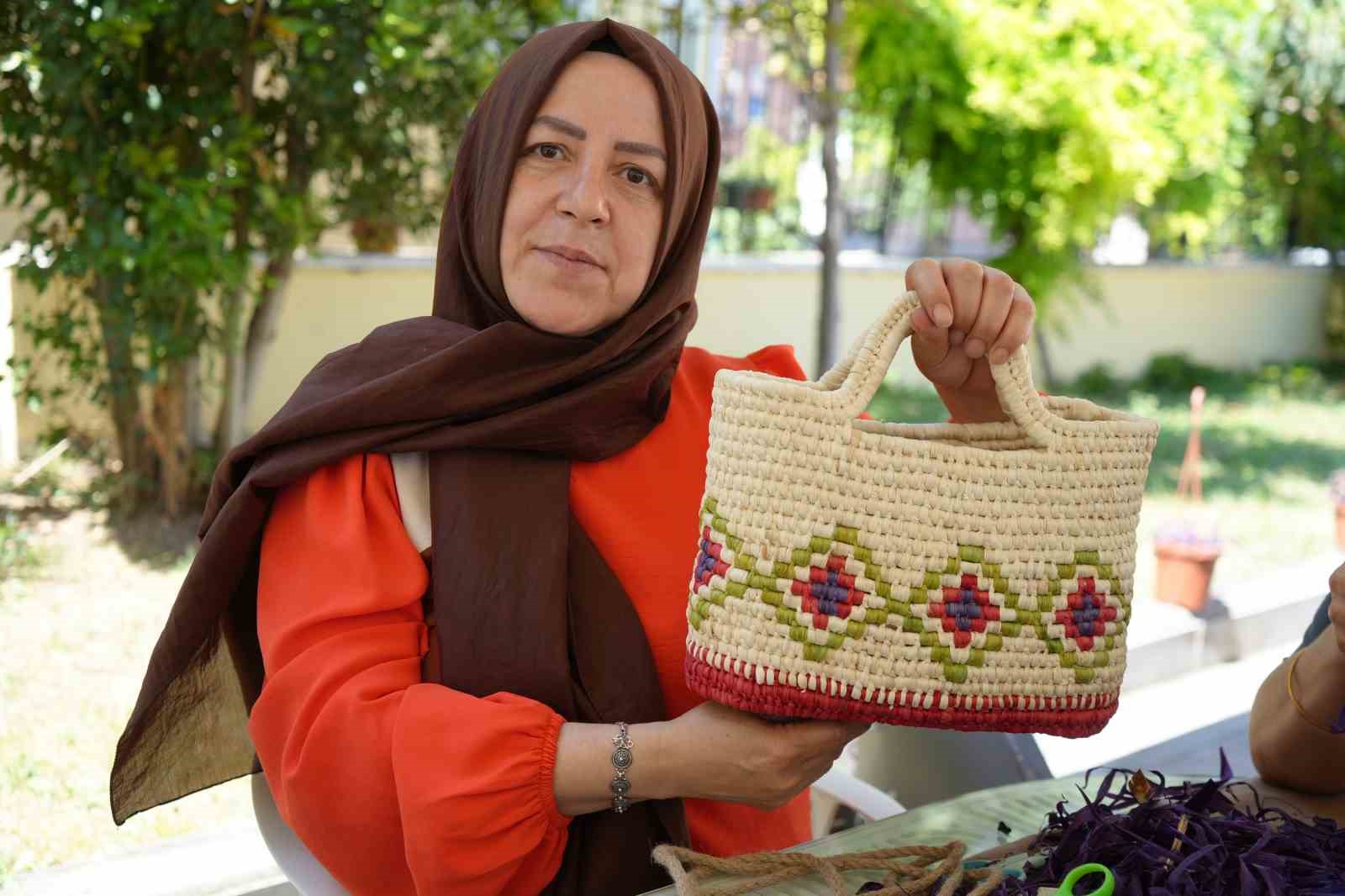 Rengarenk boyanan mısır yaprakları kadınların aksesuar eşyalarına dönüşüyor
