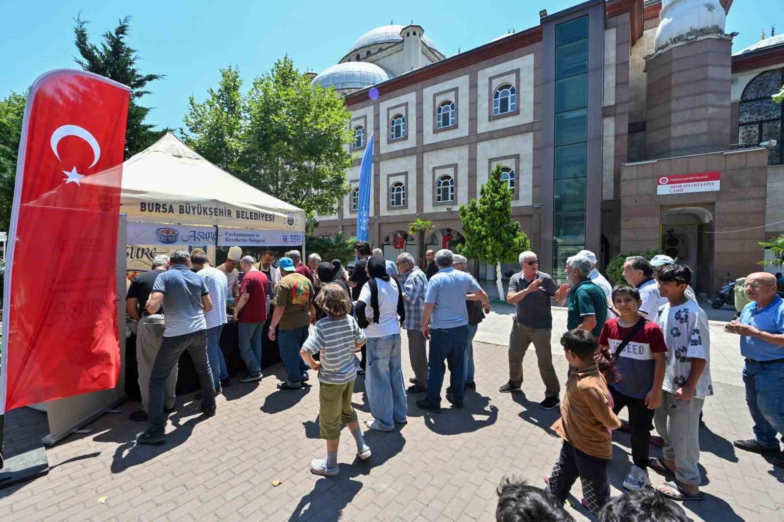 Büyükşehir’den 17 ilçede 28 farklı noktada aşure ikramı

