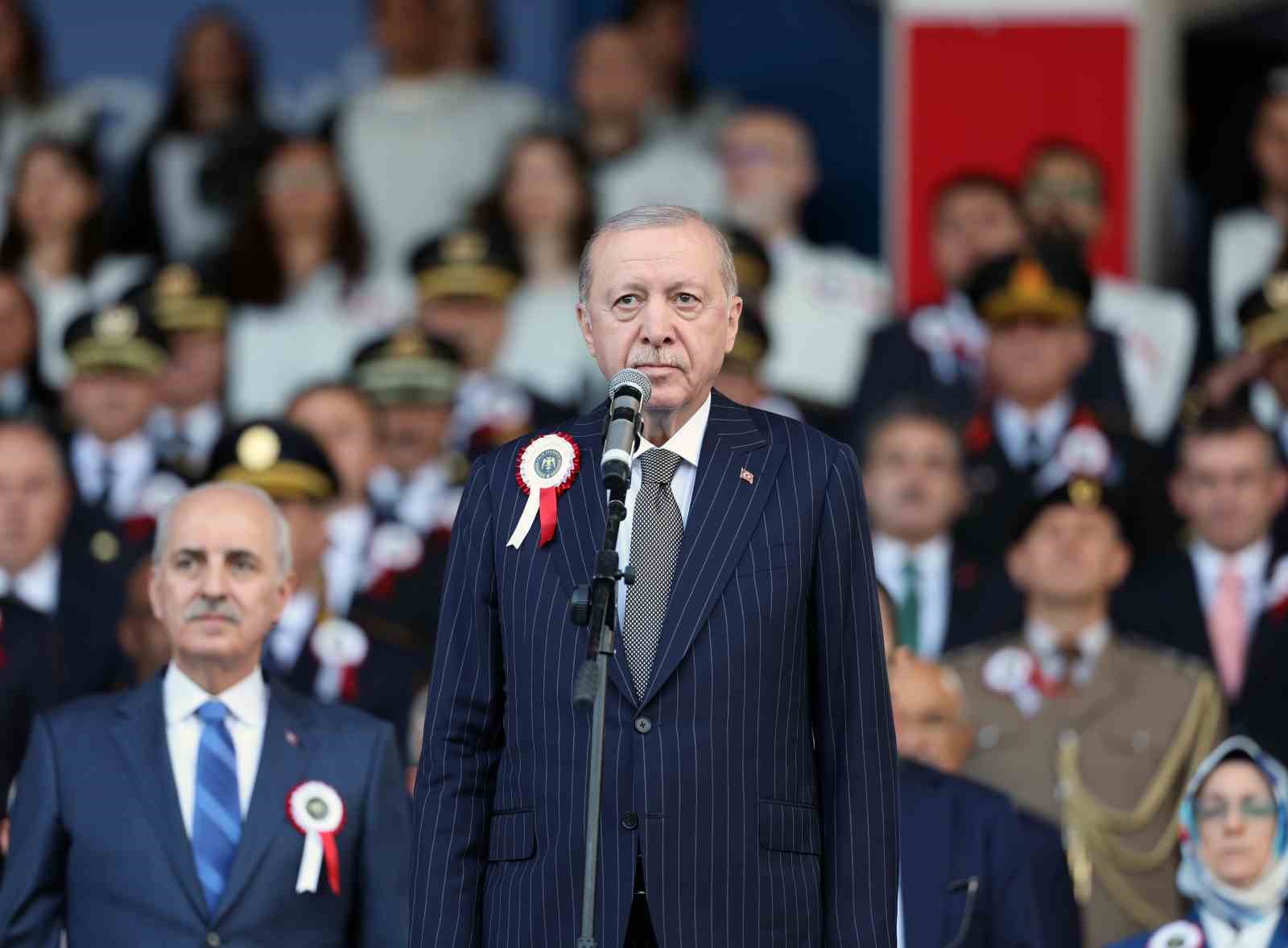 Cumhurbaşkanı Erdoğan: "Zor, hassas ve mesuliyeti fevkalade yüksek bir görevi icra eden emniyet teşkilatımızın talep ve beklentilerini asla göz ardı etmiyoruz"
