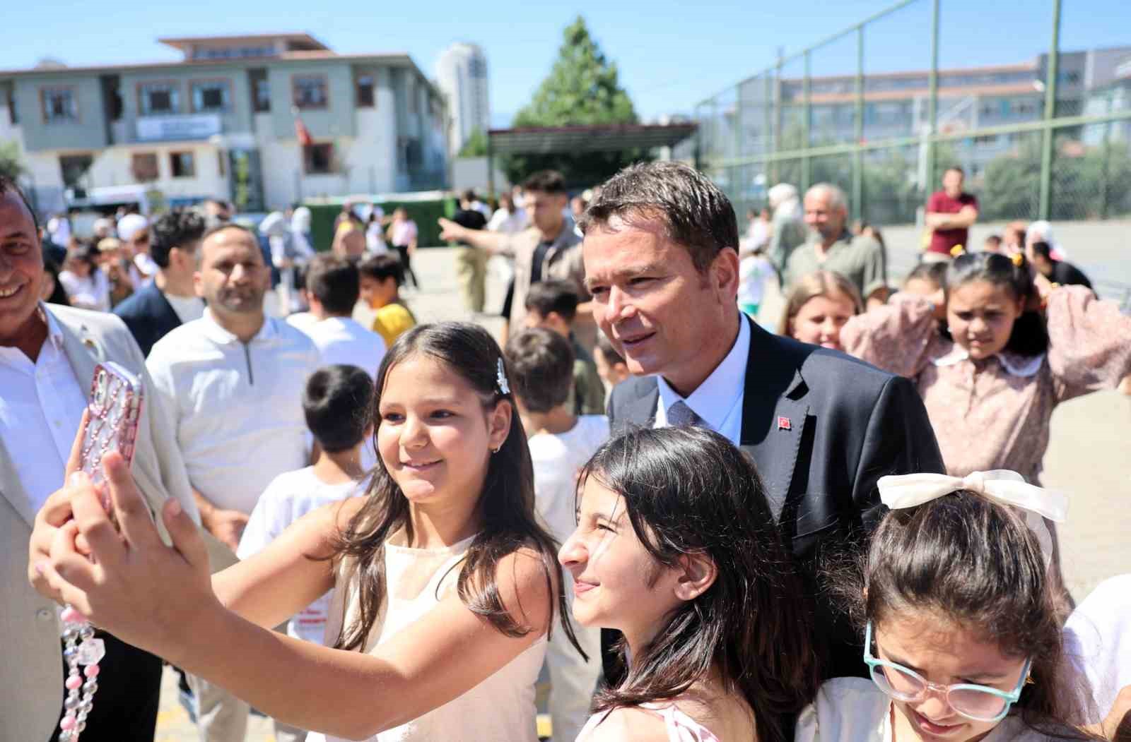 Başkan Erkan Aydın öğrencilere karnelerini verdi
