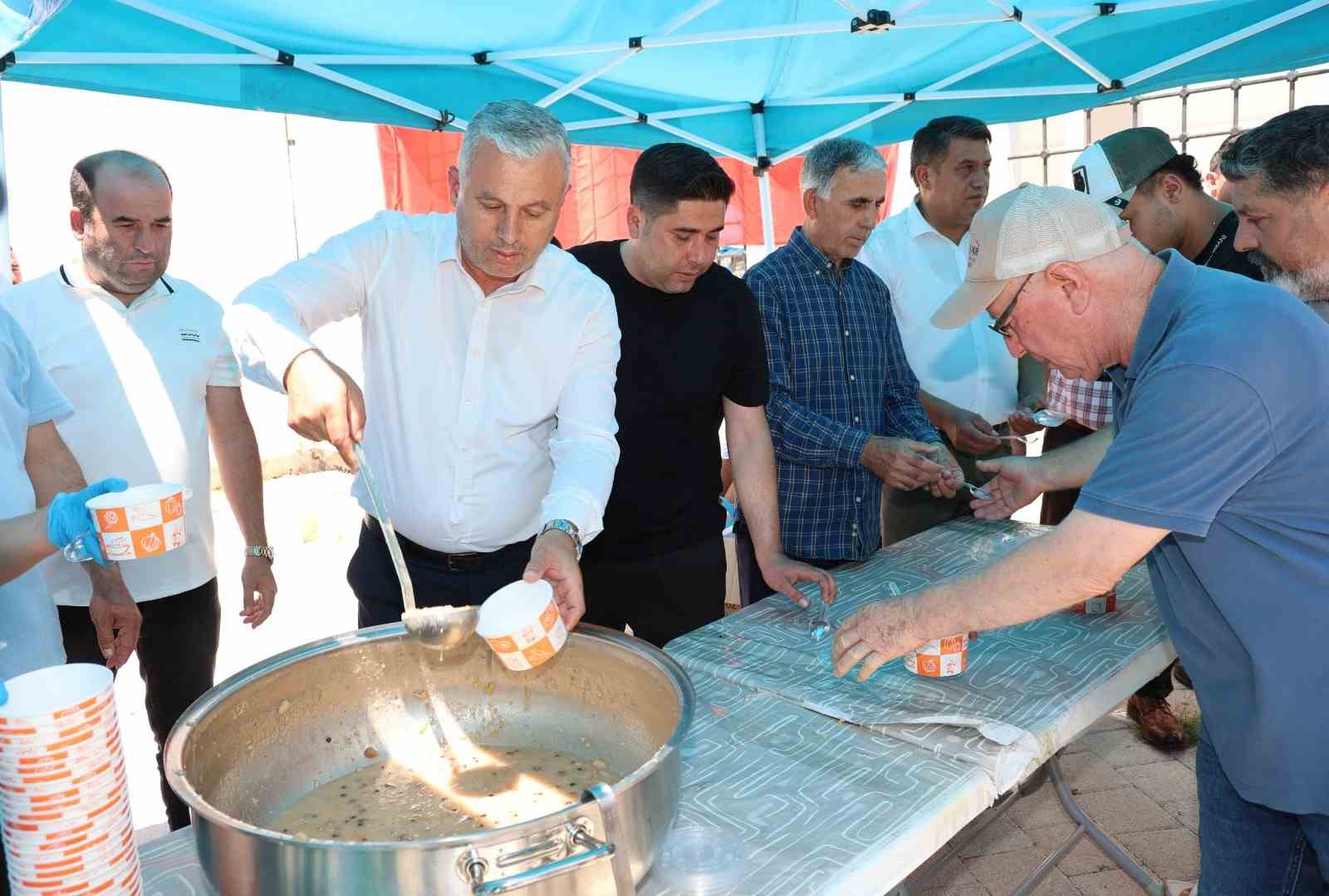 Aksu Belediyesi’nden aşure ikramı
