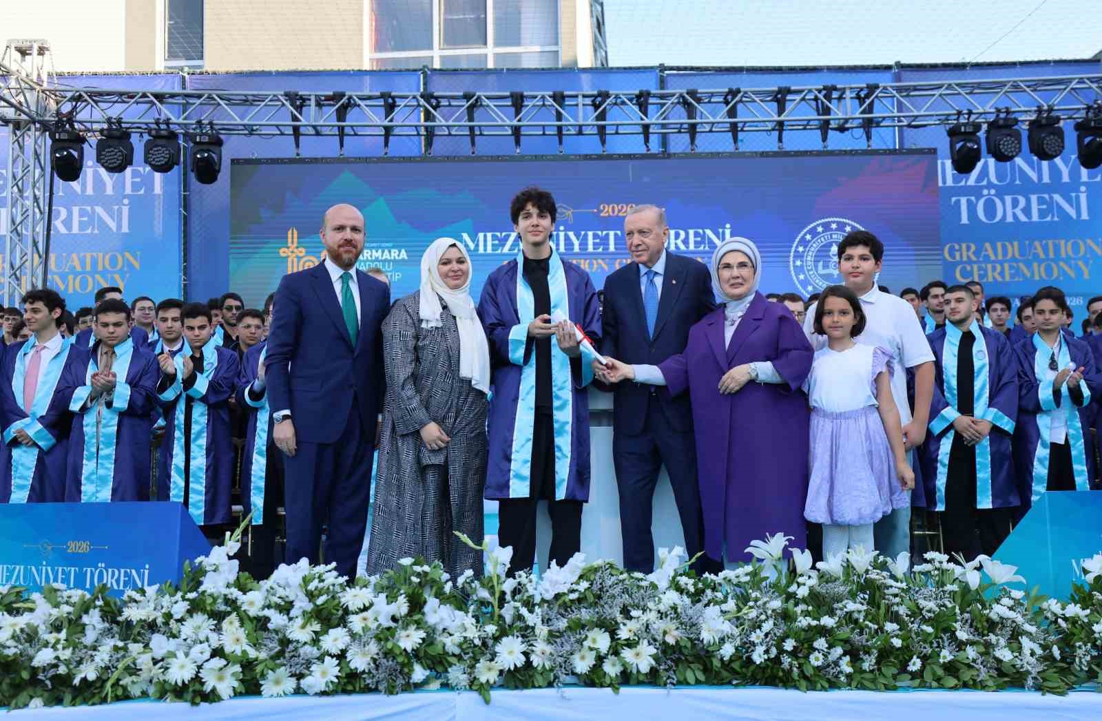 Cumhurbaşkanı Erdoğan, torunu Ömer Tayyip Erdoğan’a diplomasını takdim etti
