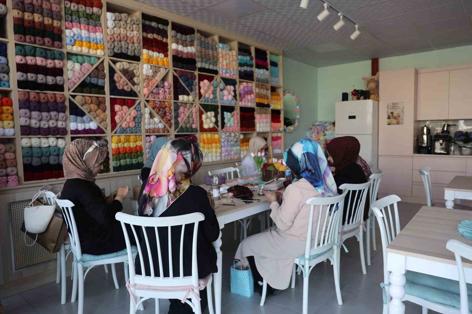 Kalabalıktan sıkıldılar, hayallerini örgü kafeyle gerçeğe dönüştürdüler
