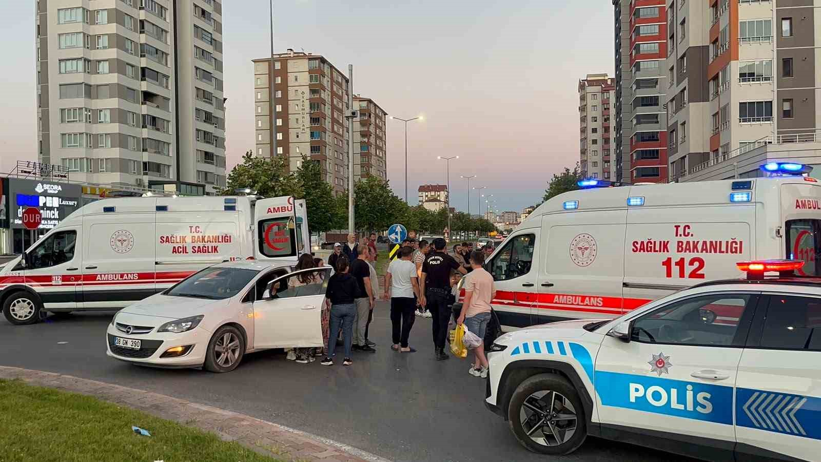 Kazada yaralanan motosiklet sürücüsüne ilk müdahale Çevik Kuvvet Şube Müdürü’nden
