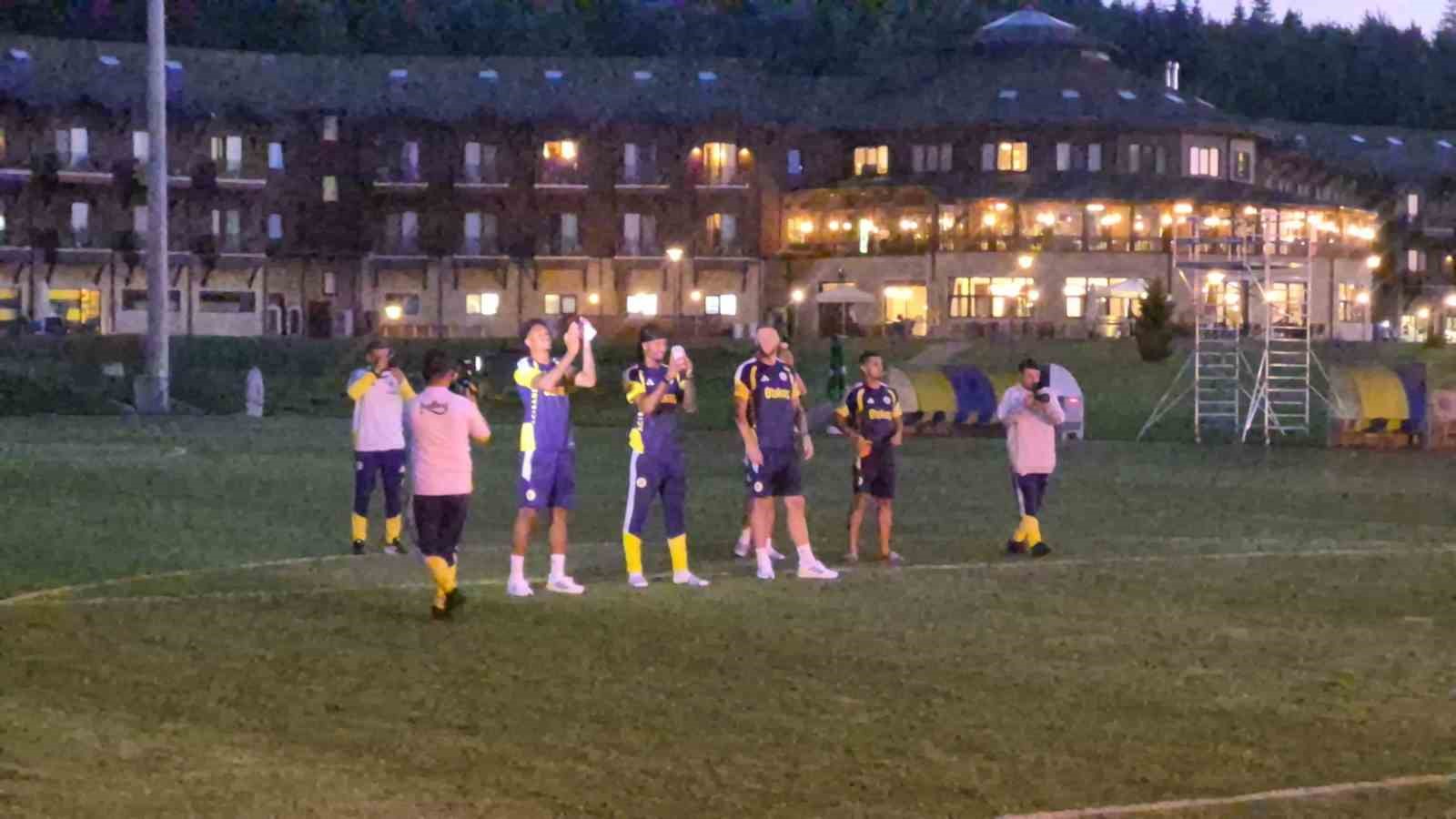 Fenerbahçeli futbolculara taraflardan akşam sürprizi
