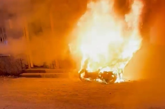 Kulu’da peş peşe iki yangın: Önce otlar, sonra elektrikli motosiklet yandı
