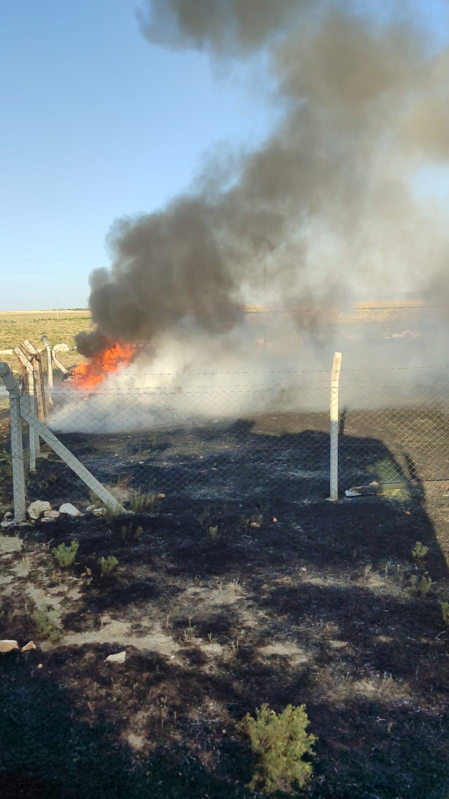 Karapınar’da iki farklı noktada ot yangını
